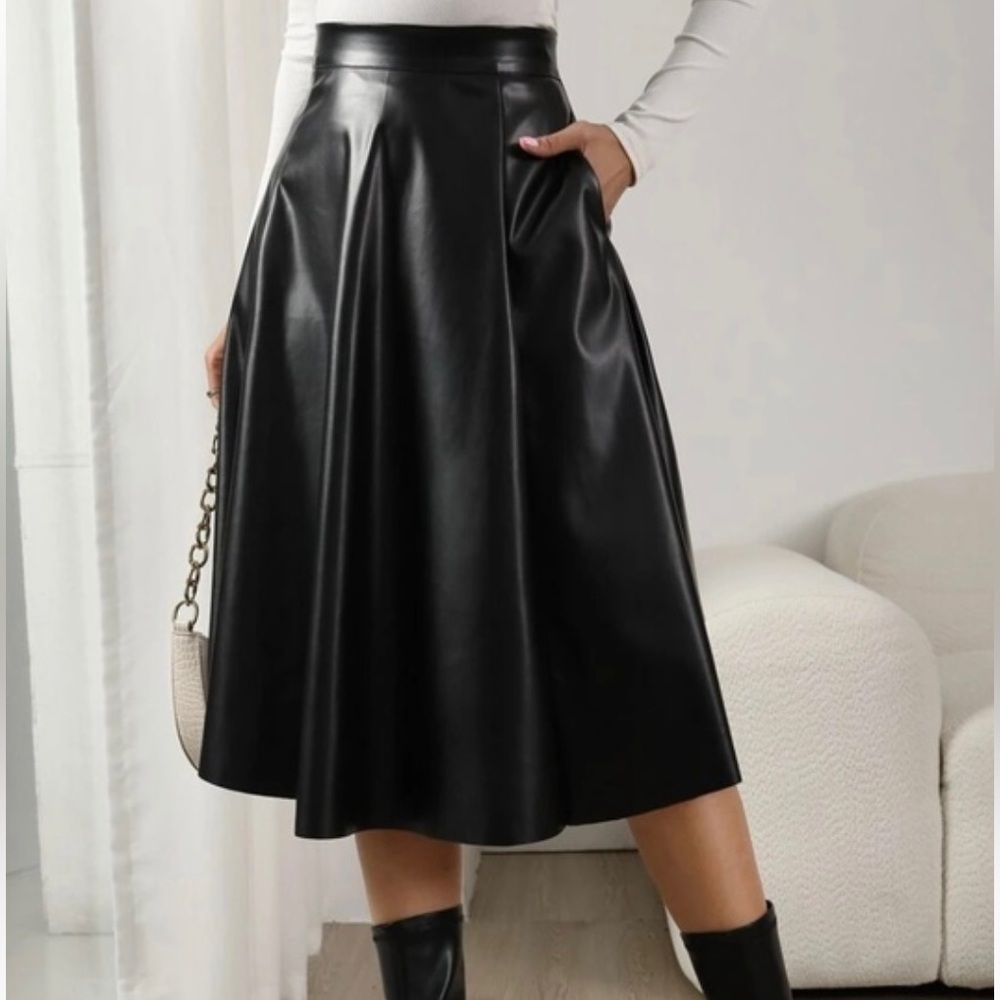 Luxe black pocketed vegan leather mini skirt